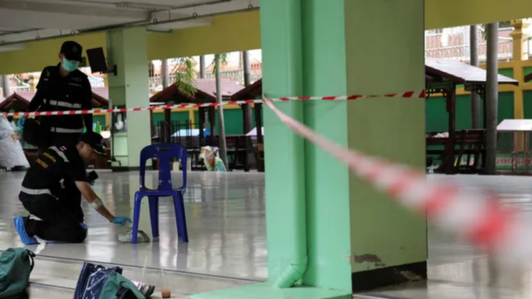 Policías y equipos de emergencia en el exterior del colegio Debsirin Nonthaburi tras el tiroteo
