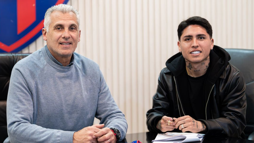 Facundo Farías con la camiseta de San Lorenzo