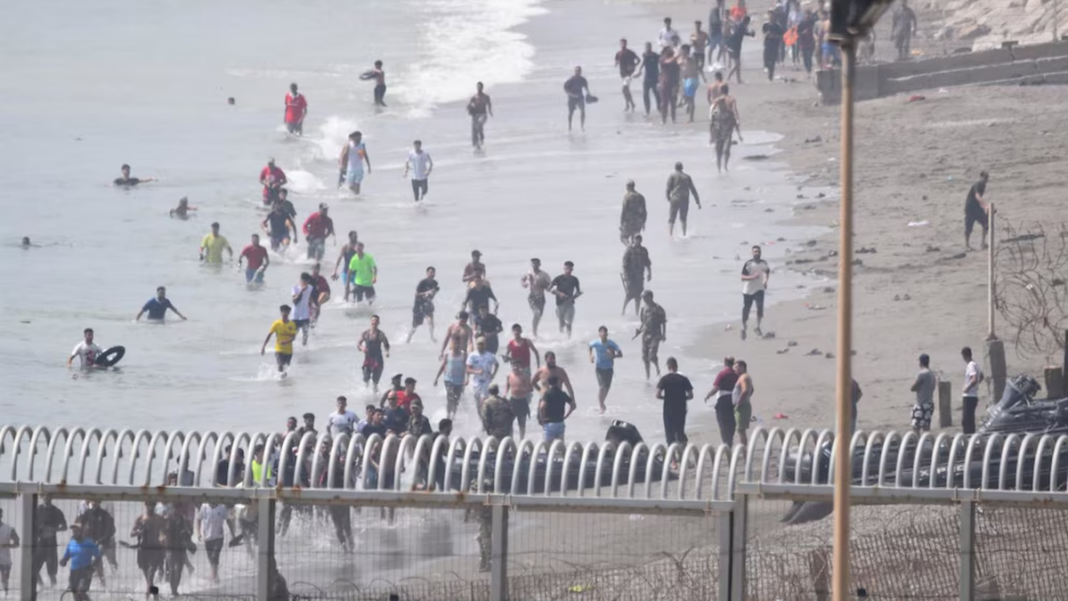 Personas en el mar cerca de la frontera de Ceuta durante la crisis migratoria