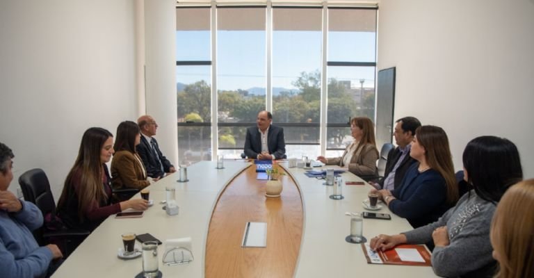 Firma de convenio entre la Municipalidad de la Capital y la Facultad de Humanidades de la UNCA