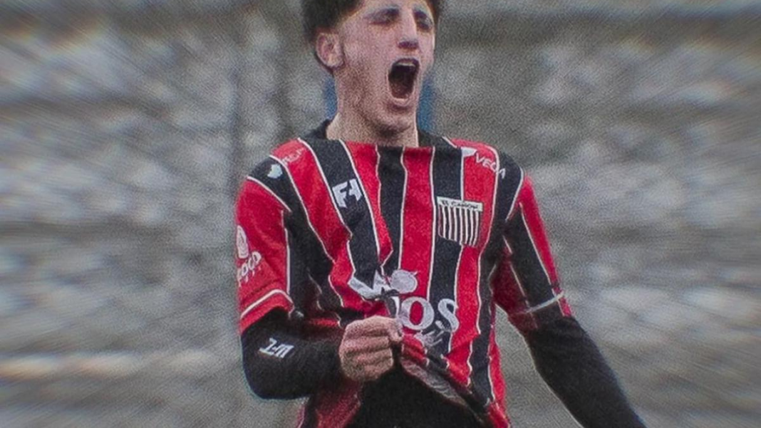 Jugador de fútbol celebrando un gol en un estadio