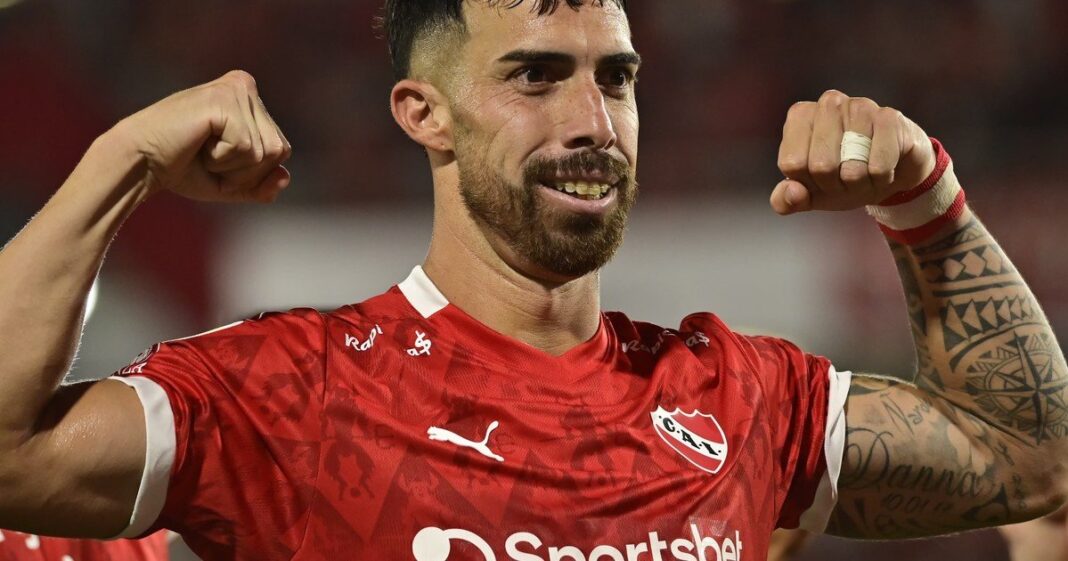 Gabriel Ávalos con la camiseta de Independiente
