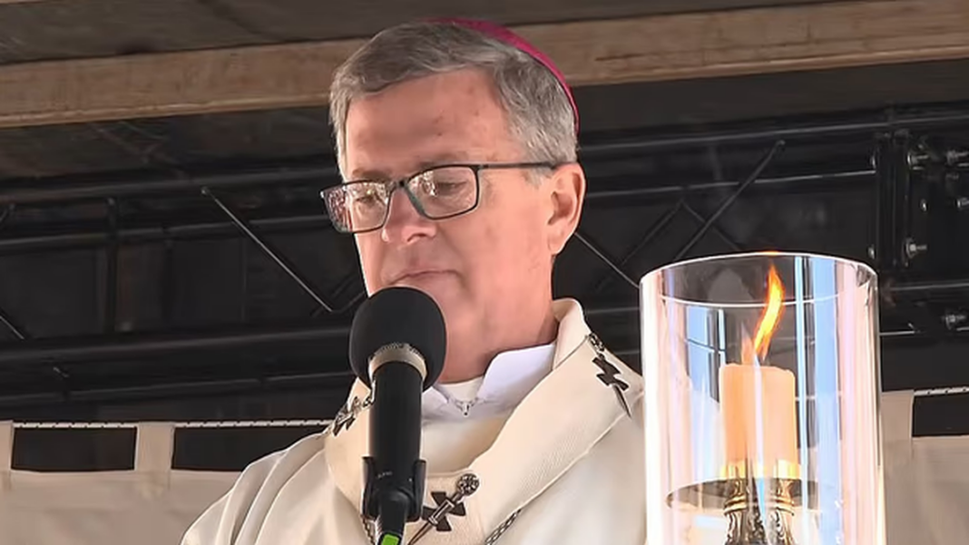 Arzobispo de Buenos Aires Jorge Ignacio García Cuerva durante la bendición en San Cayetano