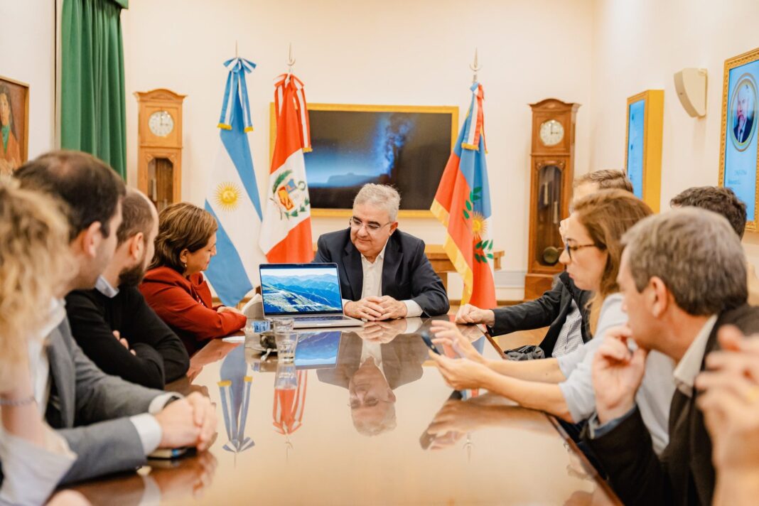 Reunión de trabajo entre el gobernador Raúl Jalil y equipos técnicos del BID en el CATA