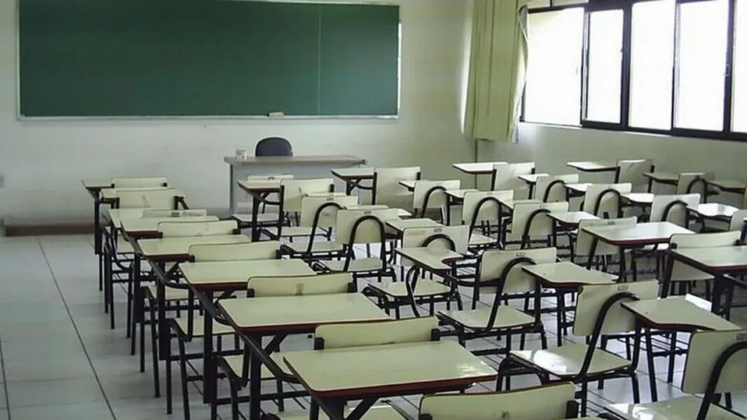 Escuela con alumnos en el aula durante el control del 75% de funcionamiento
