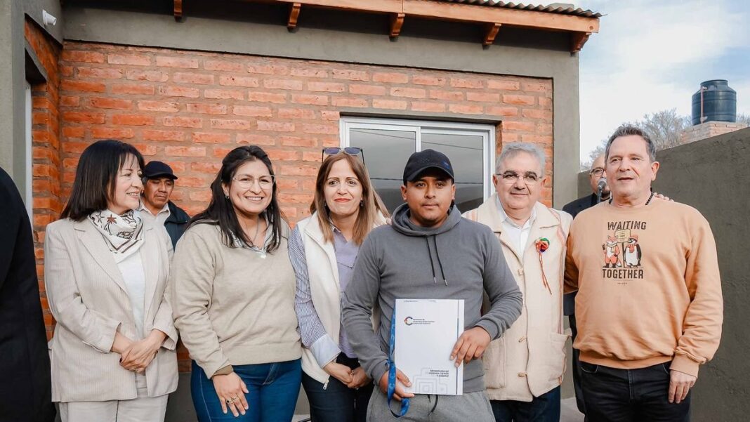 Entrega de viviendas sociales en Santa María