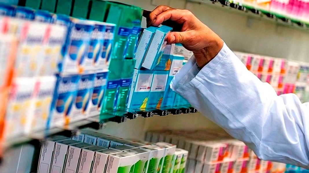 Farmacia con medicamentos en estantes