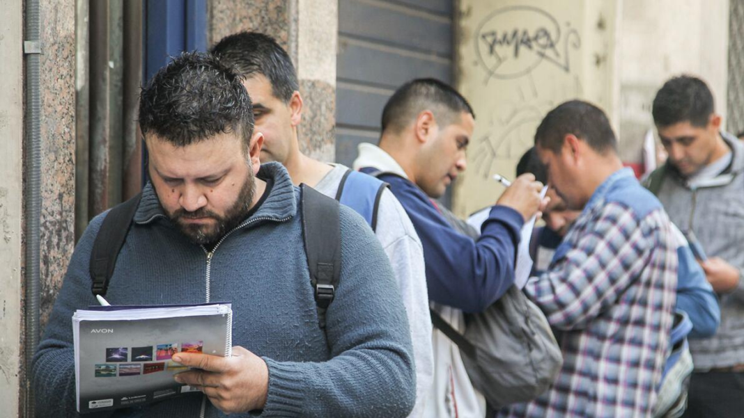 Jóvenes en una oficina moderna