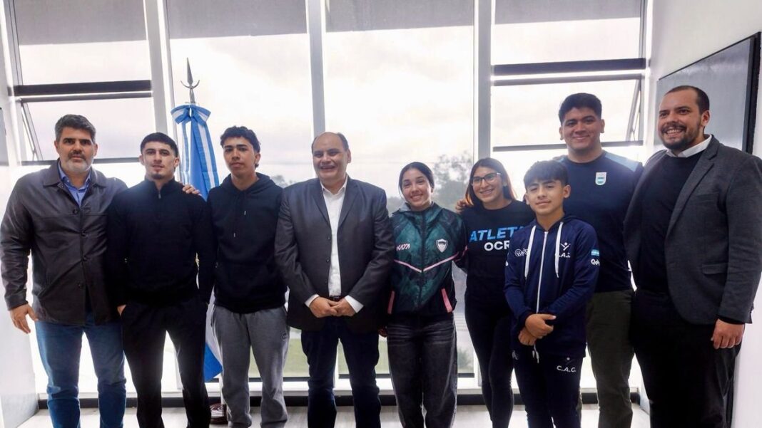 Intendente Gustavo Saadi junto a deportistas destacados