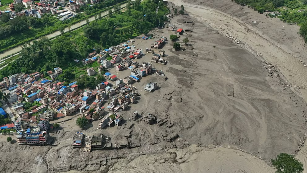Inundación en Nepal tras crecida del río Bhote Koshi