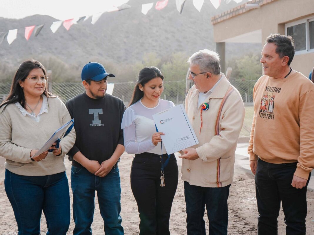 Entrega de viviendas sociales en Santa María