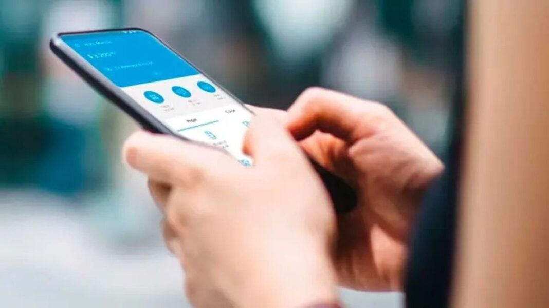 Personas consultando préstamos en entidades no bancarias en Argentina