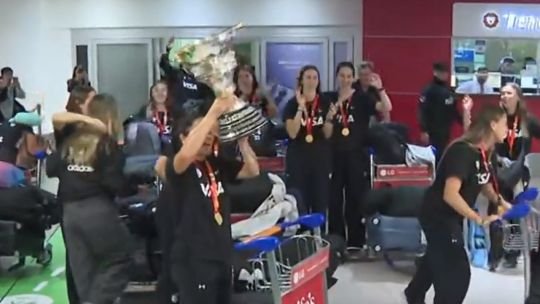 Las Leonas con la copa del Mundial de Hockey 2026 en Ezeiza