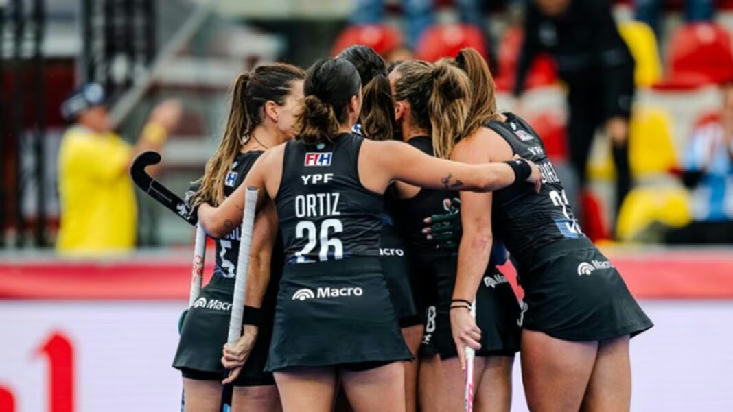 Equipo de Las Leonas celebrando un gol durante el partido contra Escocia