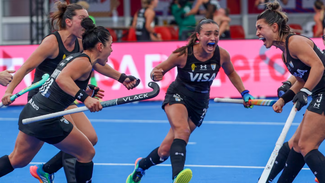 Jugadoras de Las Leonas celebrando el gol ante Australia en la semifinal del Mundial de hockey