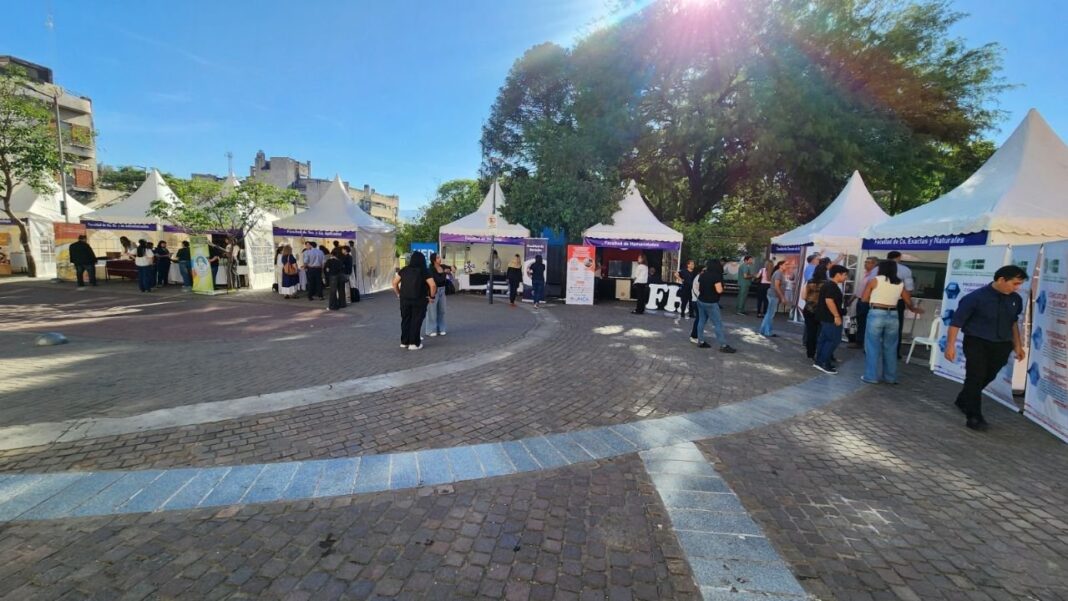 Estudiantes secundarios en la feria Modo Futuro On