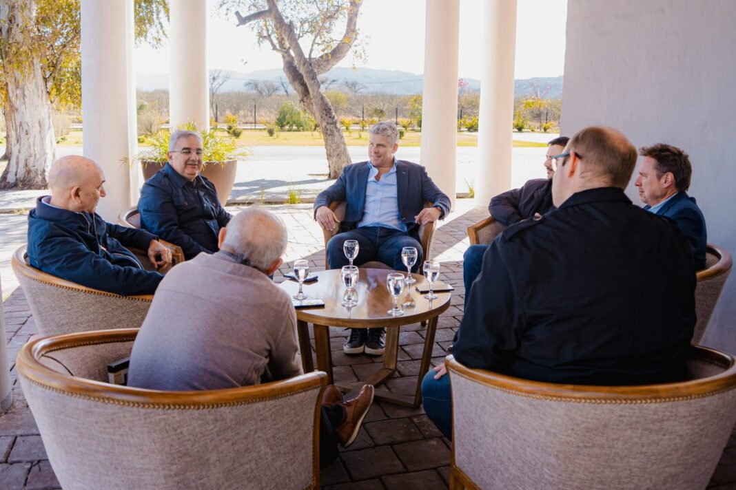 Reunión en Casa de Gobierno entre el gobernador Raúl Jalil y el CEO de Longvie, Eduardo Zimmermann