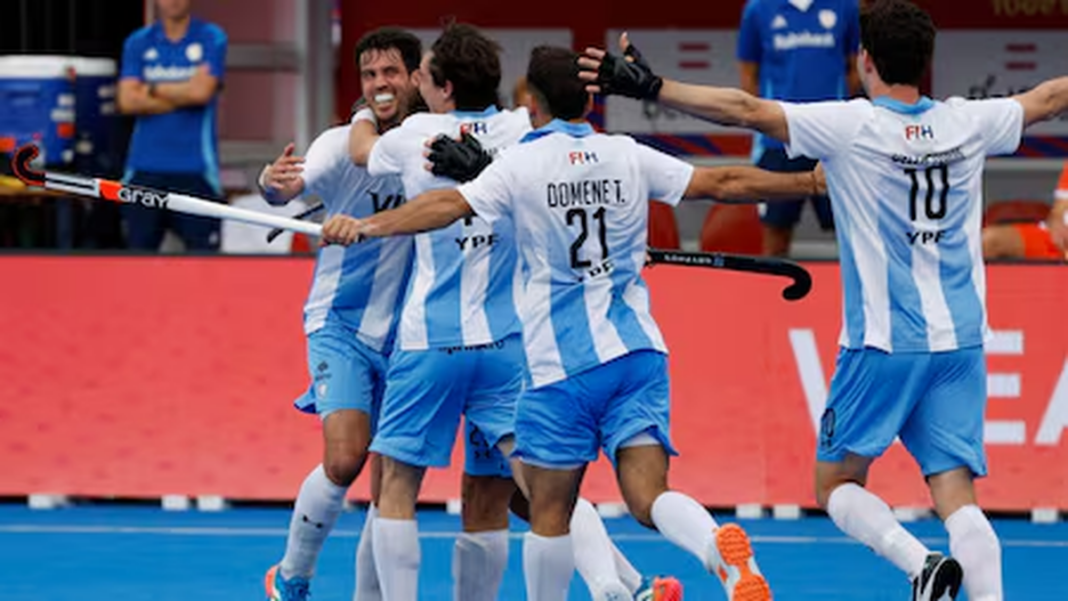 Equipo argentino de hockey sobre césped celebrando la medalla de bronce