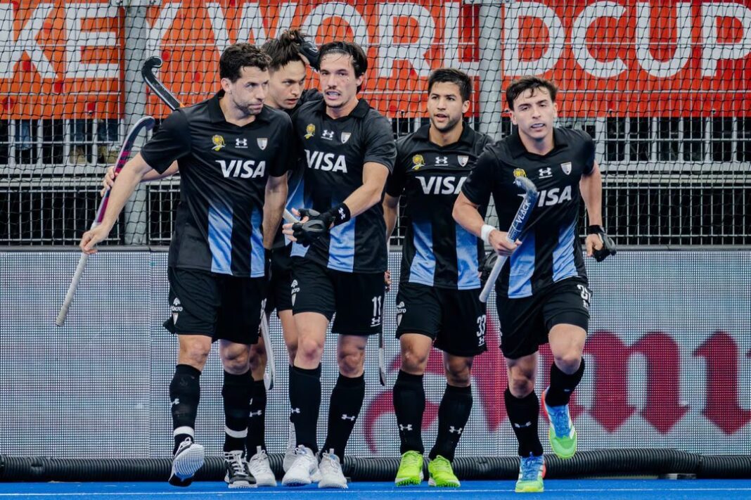 Los Leones durante un partido de hockey