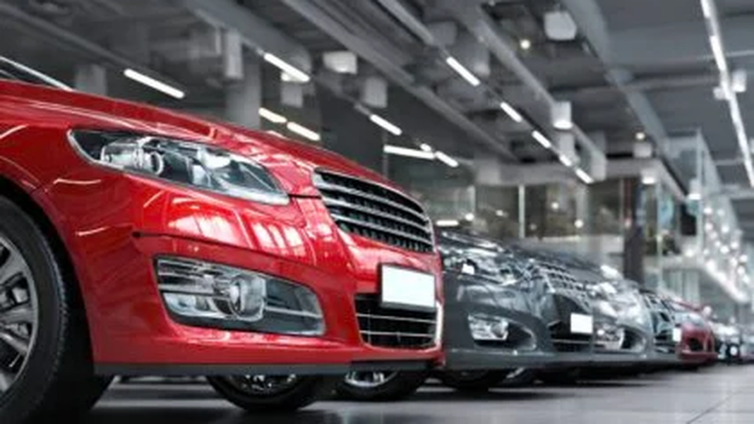 Concesionaria de autos con vehículos en exhibición