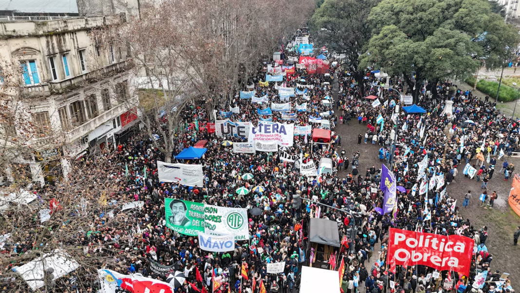 Manifestantes y policías en las inmediaciones del Congreso durante una protesta contra la Ley de Propiedad Privada