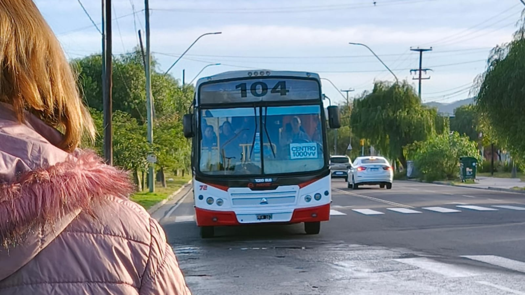 Persona usando la aplicación Mi Catamarca para registrarse en Marcatón Transporte
