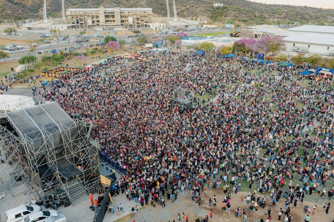 Niños y niñas en el evento El Mundo de Colores en el Predio Ferial de Catamarca