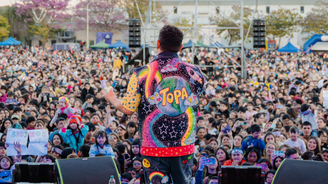 Niños y niñas en el Predio Ferial durante la celebración del Día de las Infancias