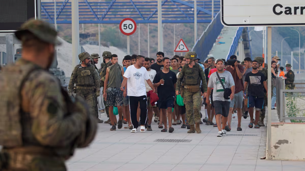 Migrantes cruzando la frontera de Ceuta