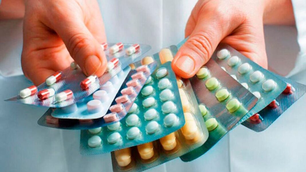 Farmacia con medicamentos en Argentina