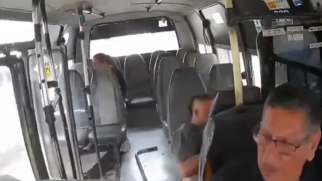 Motociclista dentro de un colectivo tras el siniestro vial