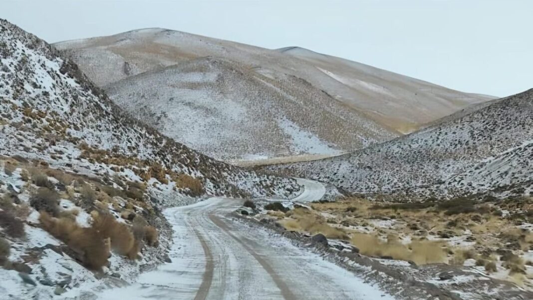 Ruta nevada en la zona de Antofagasta de la Sierra