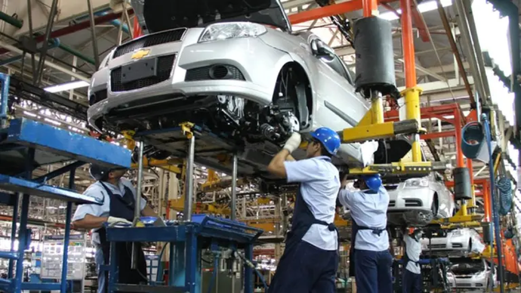 Línea de producción de vehículos en una planta automotriz
