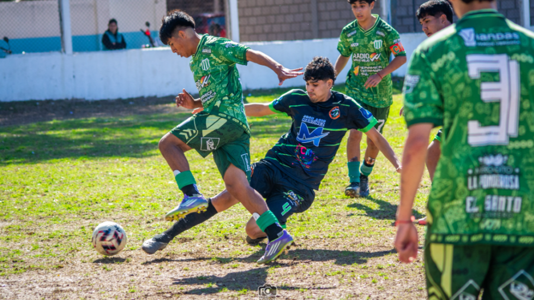 Partido de fútbol infantil en la cancha de la Liga Chacarera