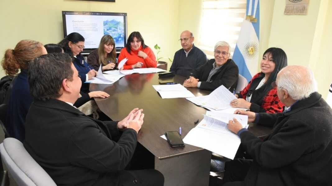 Firma de acta acuerdo del Programa Aula Amable en el Rectorado de la UNCA