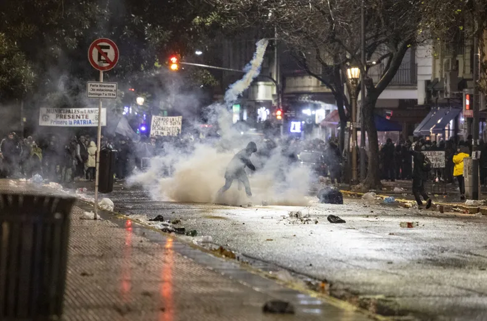 Manifestantes y fuerzas federales frente al Congreso Nacional durante la protesta
