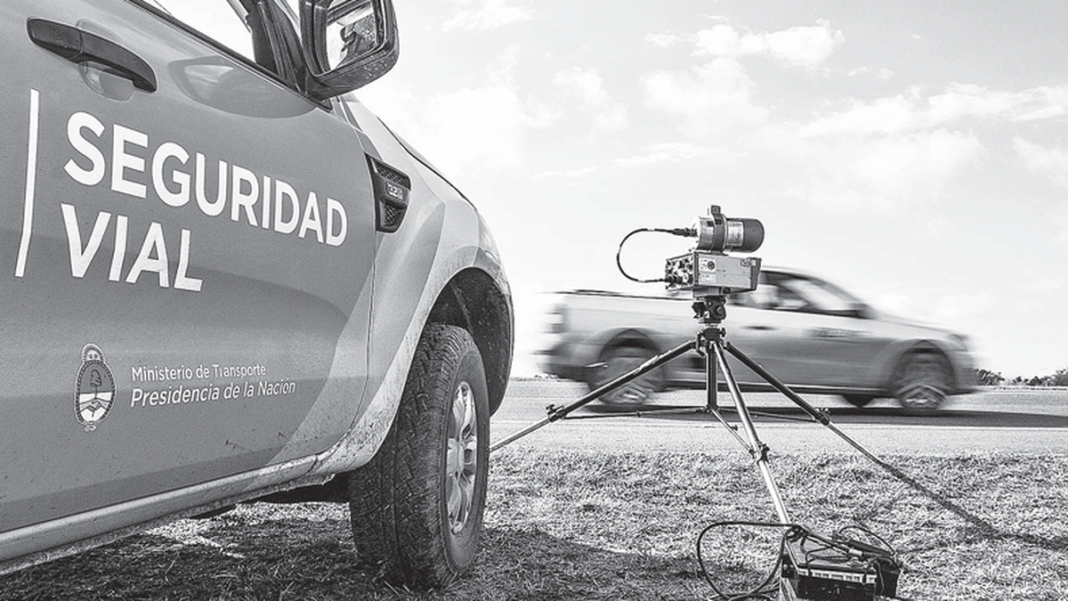 Señal de tránsito y radar de velocidad en una ruta