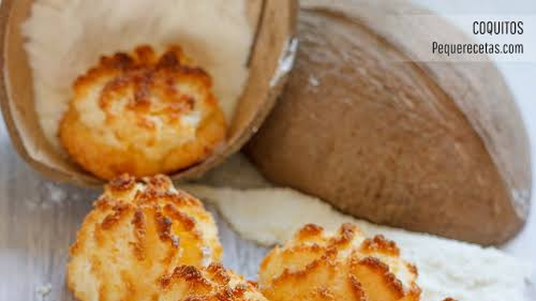 Coquitos de coco dorados en una bandeja