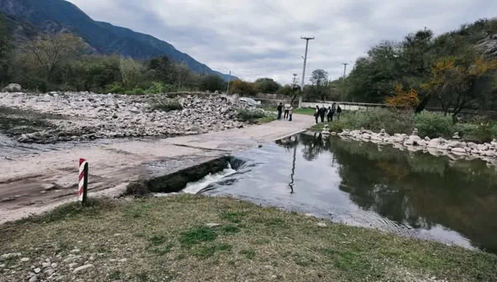 Badén de Pomancillo Oeste con señalización de restricción de tránsito