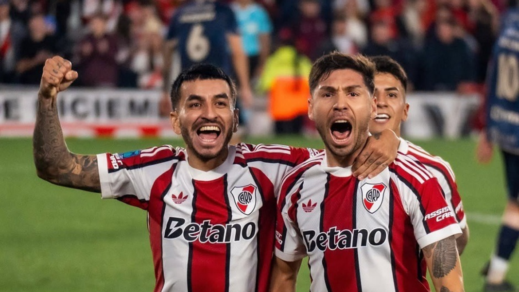 Jugadores de River Plate celebrando un gol ante Argentinos Juniors en el Estadio Monumental