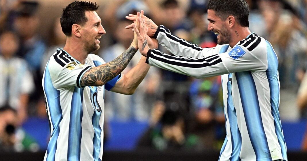 Rodrigo De Paul y Lionel Messi con la camiseta de la Selección Argentina