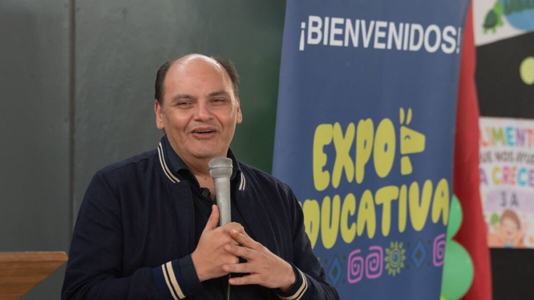 Gustavo Saadi durante su recorrido por la Expo Educativa 2026 en la Escuela Municipal N.º 2