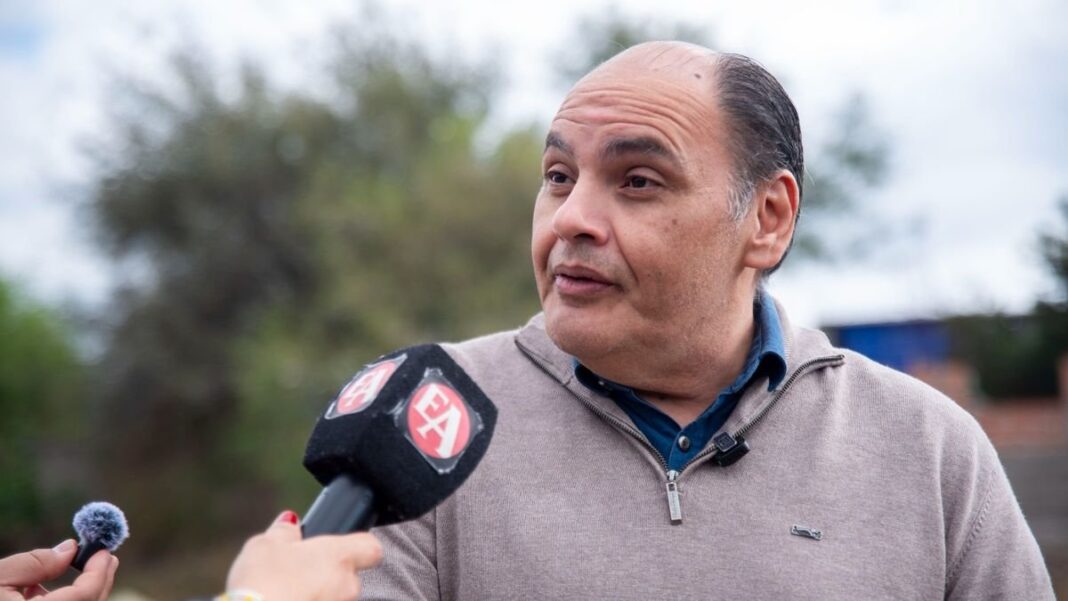 Gustavo Saadi durante actividad de forestación en el Canal de Choya