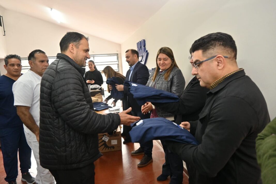 Entrega de indumentaria en el Hospital San Juan Bautista