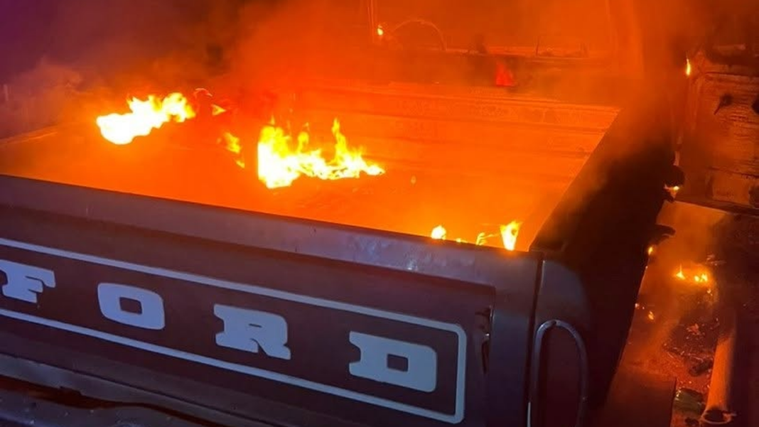 Camioneta incendiada en calle Sarmiento