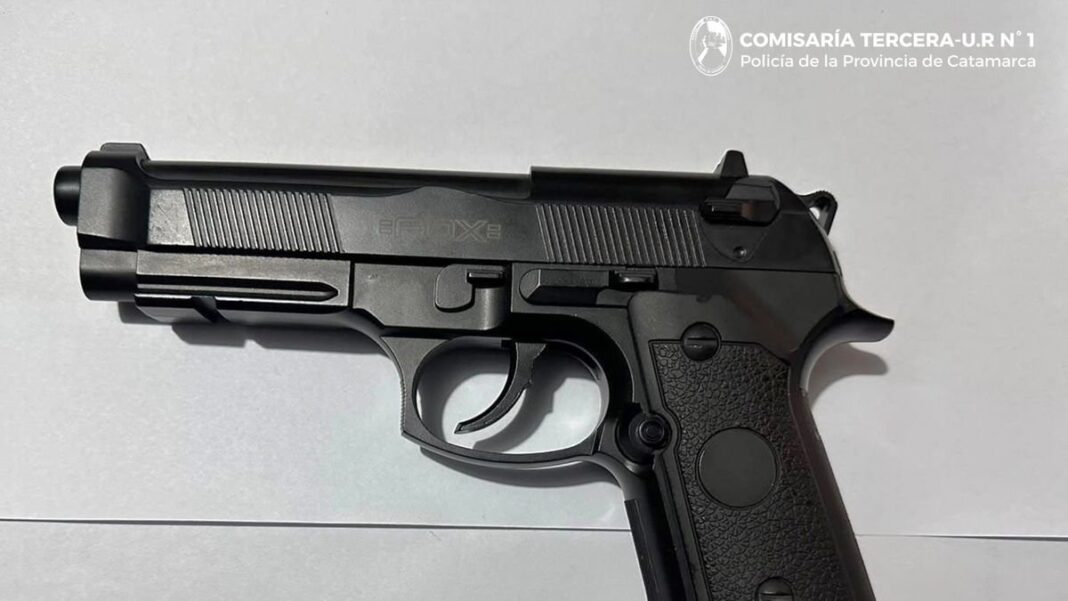 Réplica de arma de fuego secuestrada en operativo policial en Catamarca