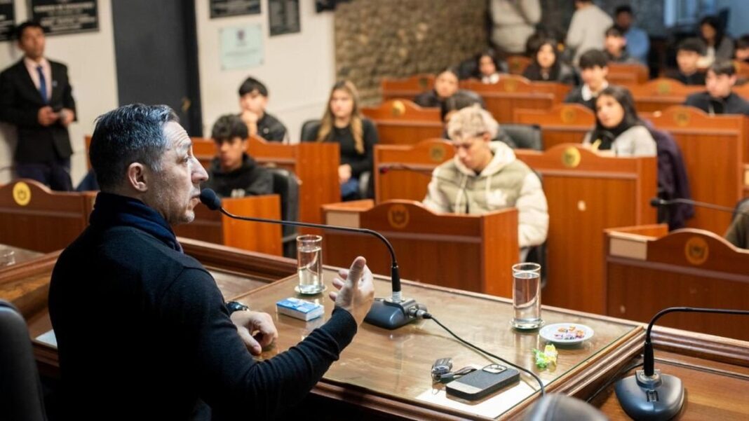 Vicegobernador Rubén Dusso y jóvenes en el Recinto de Sesiones durante el segundo encuentro de Juventudes Activas
