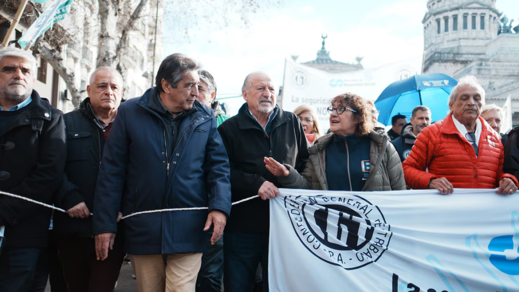 Marcha de sindicatos y organizaciones sociales hacia el Ministerio de Economía