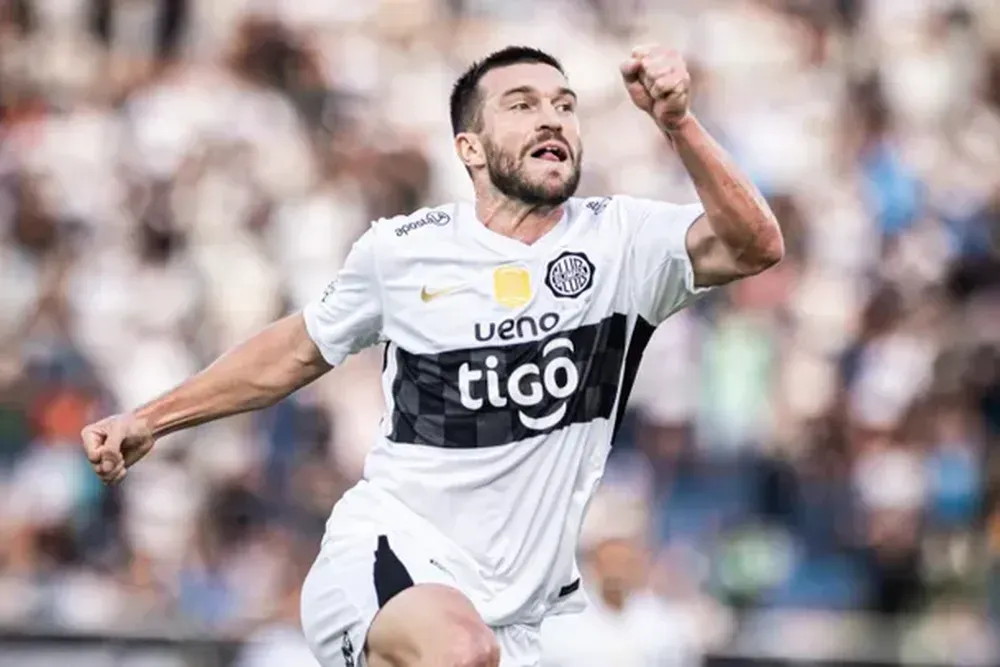Tim Payne celebrando su gol con la camiseta de Olimpia