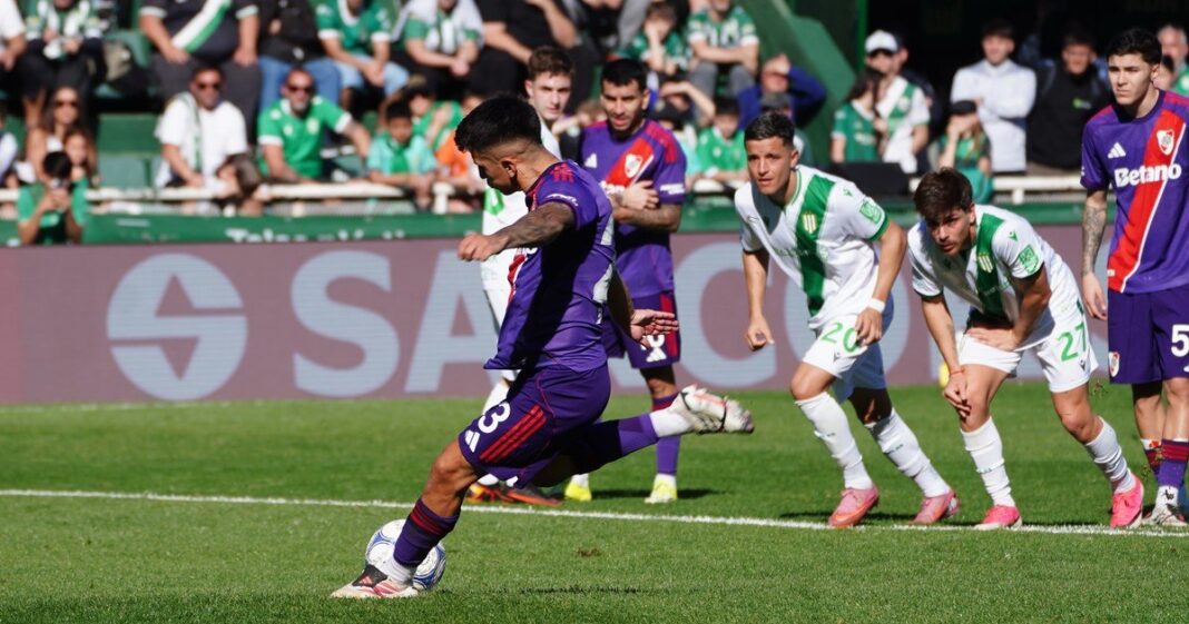 Árbitro de fútbol mostrando tarjeta amarilla en un partido del Torneo Clausura 2026